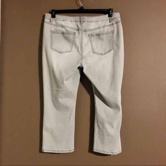 Lane Bryant Distressed Light Wash Capri Jean 20 - Picture 5 of 7